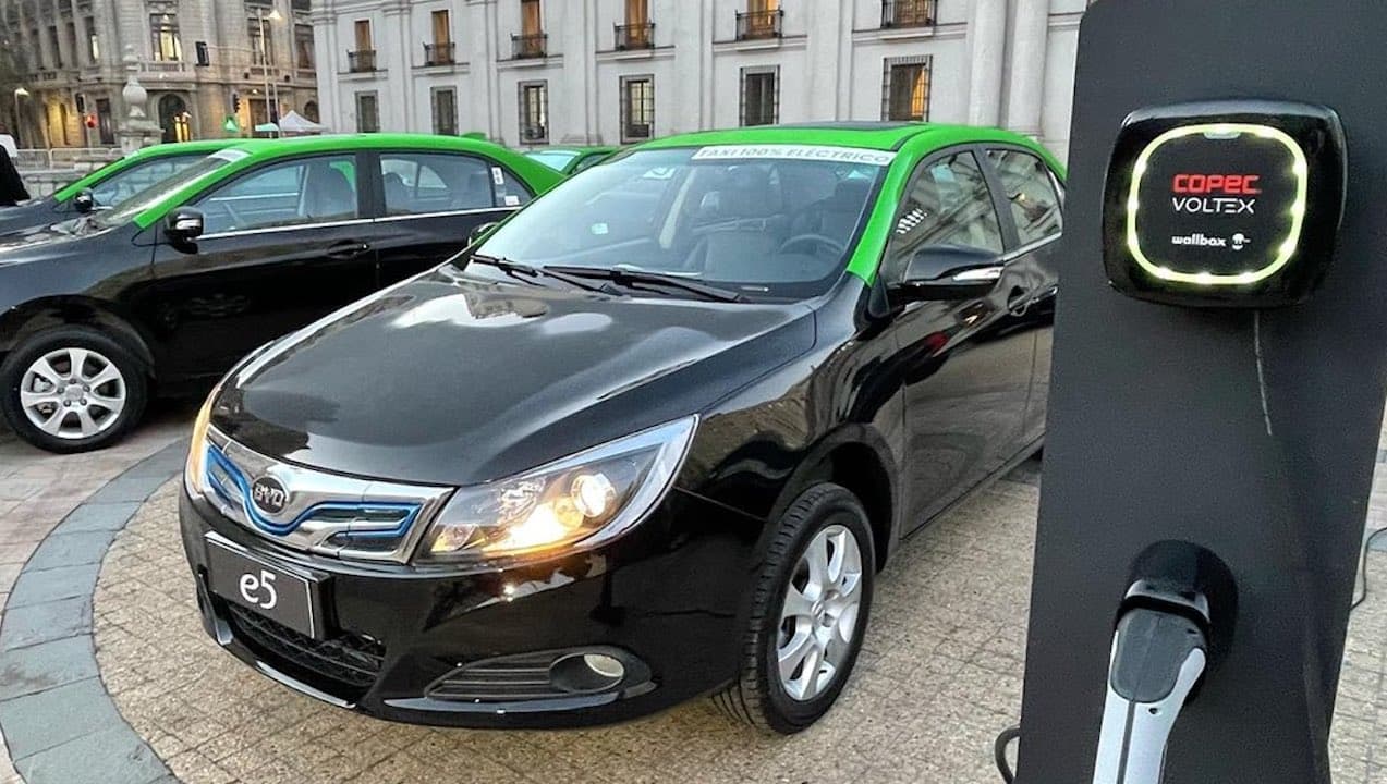 Autoridades entregan primeros taxis eléctricos que circularán por la Región Metropolitana