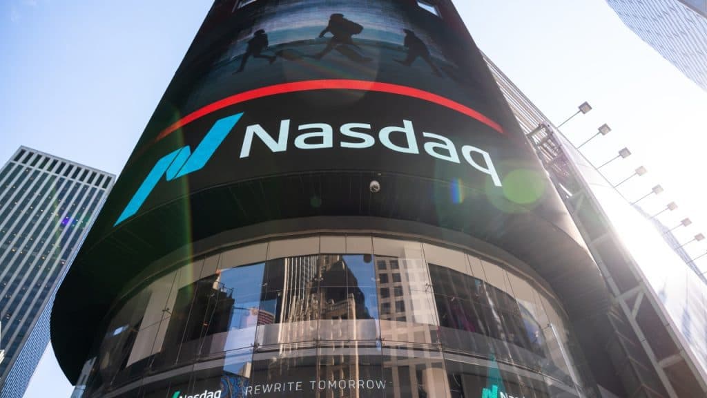 Índice Nasdaq-100 entra en corrección al caer más de 10%