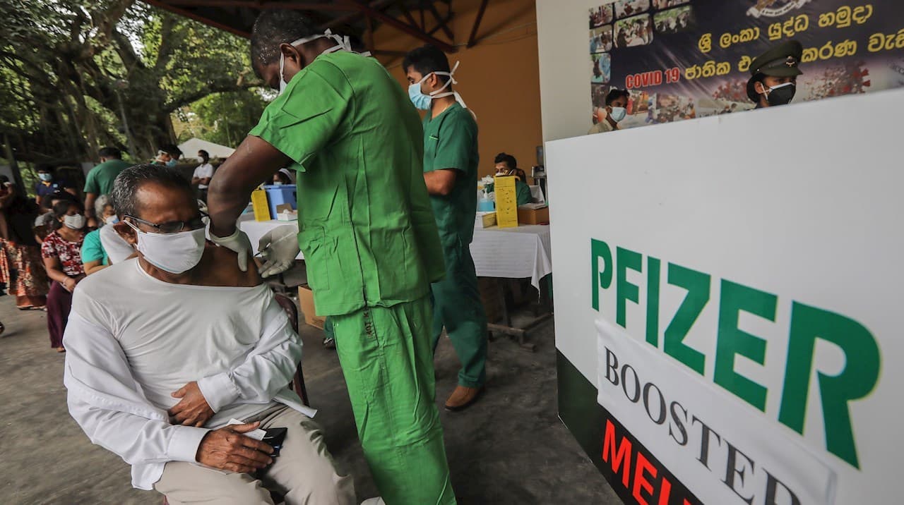 Vacuna de Pfizer es menos eficaz contra hospitalización por ómicron y pastilla es un 'inhibidor potente'