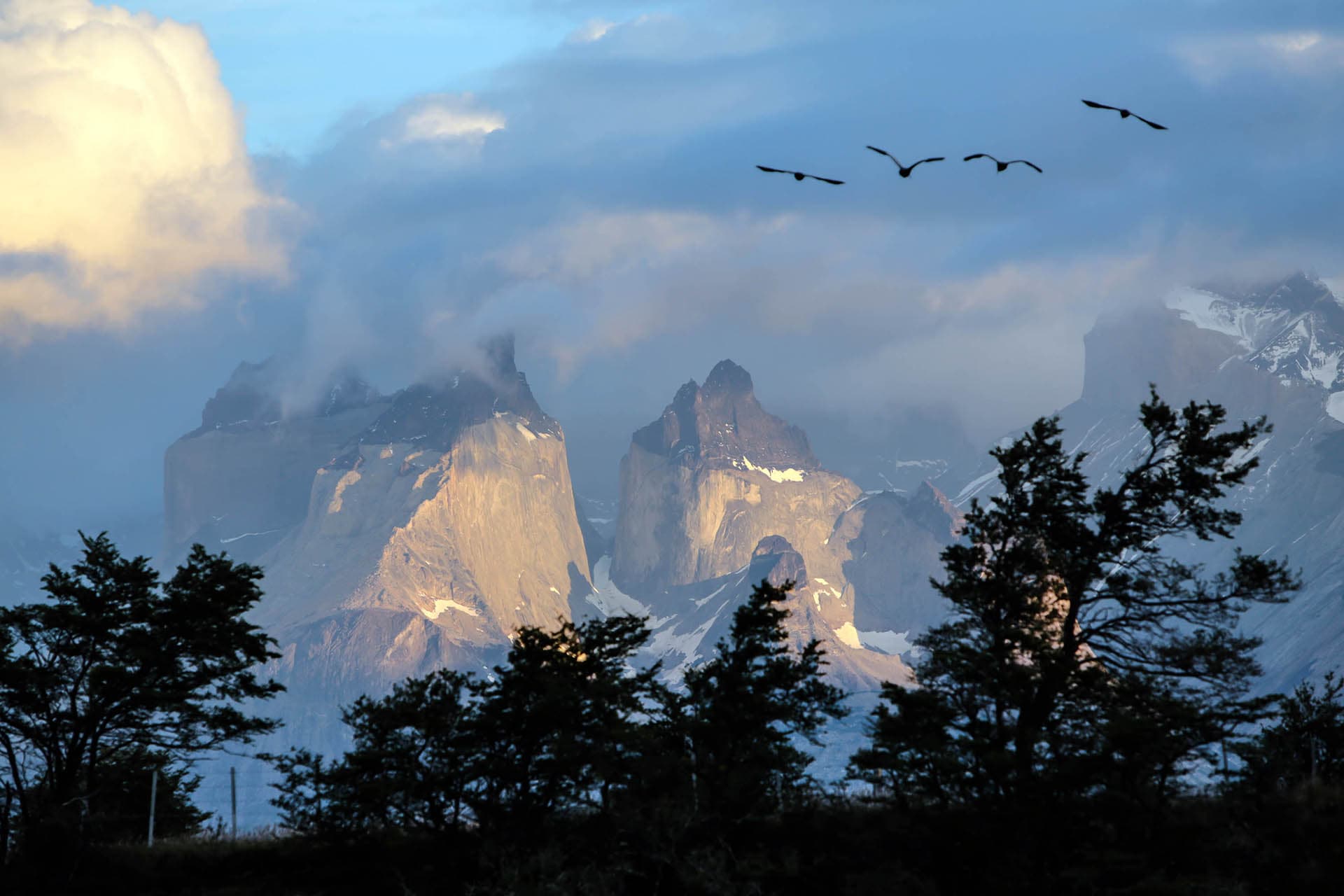 Aumentan a cinco los excursionistas fallecidos en las Torres del Paine del sur de Chile
