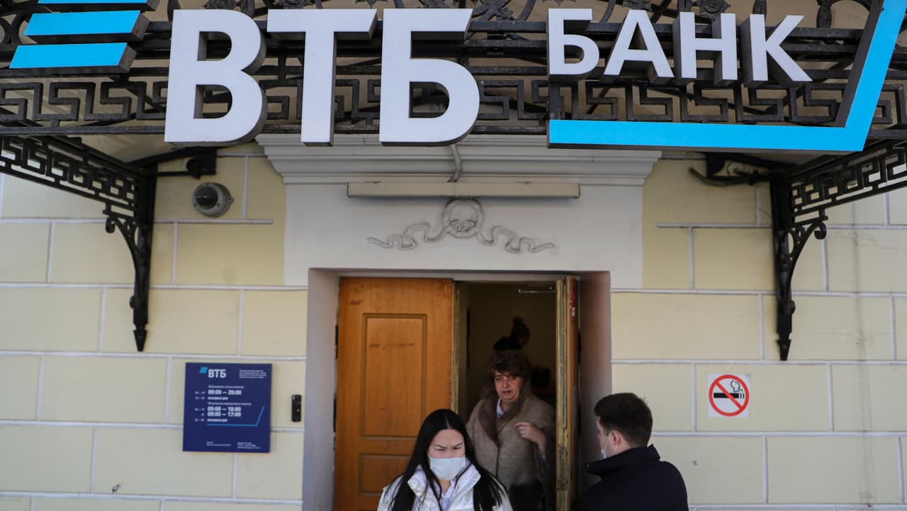Siete bancos más fuera de SWIFT: UE y EE.UU. bloquean financieramente a Rusia