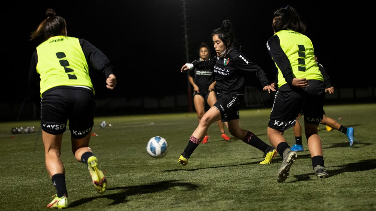 Las futbolistas son profesionales por ley, pero a 12.000 pesos al día