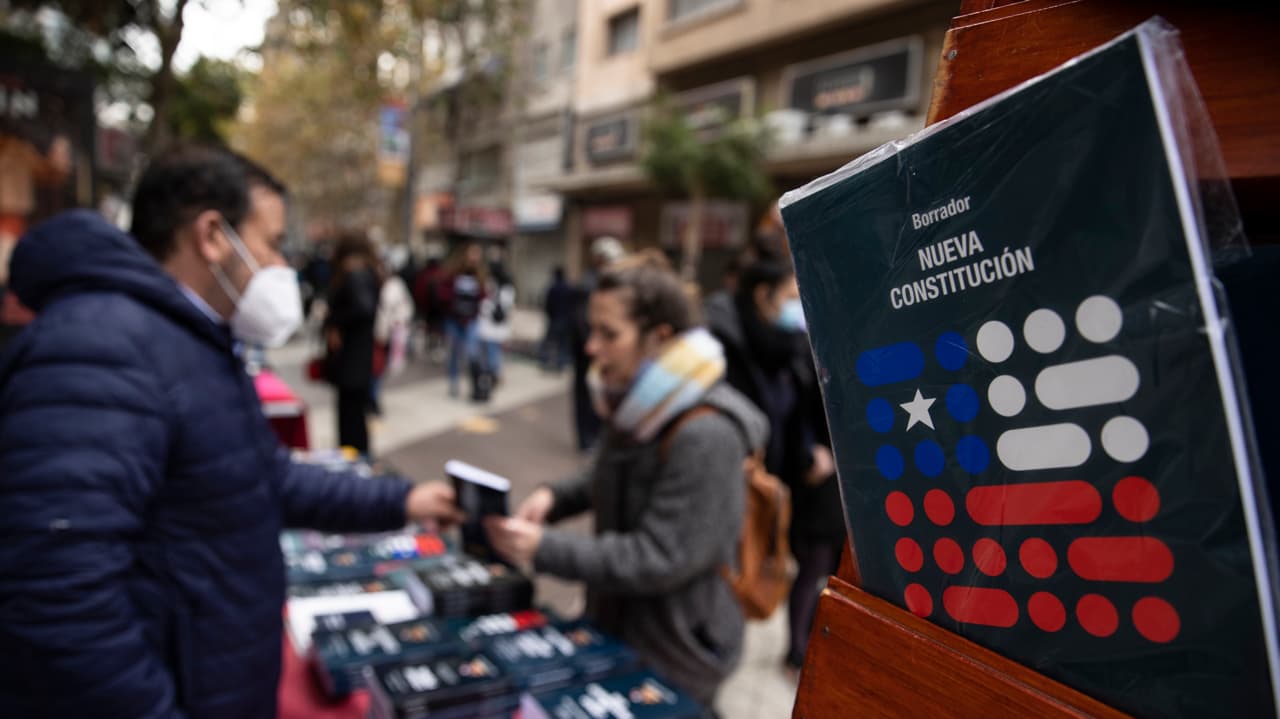 El borrador de la nueva Constitución se convirtió en bestseller en los kioskos