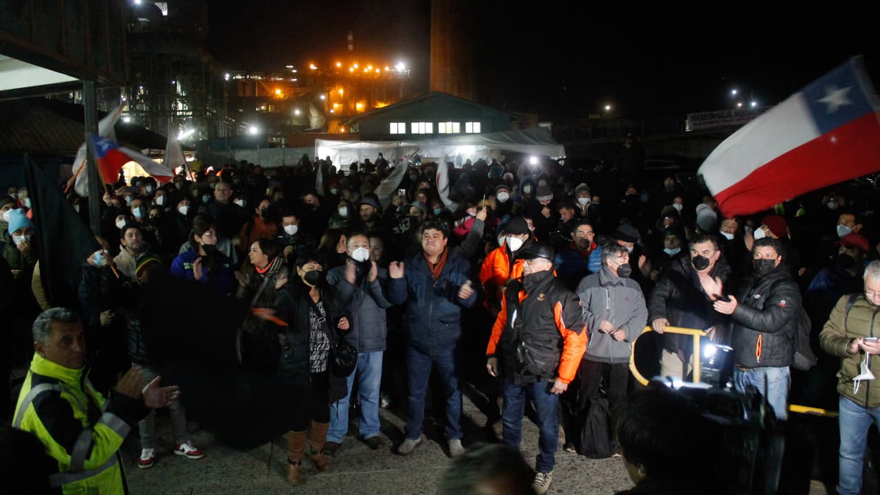 Trabajadores del cobre convocan a paro nacional por cierre de fundición tóxica