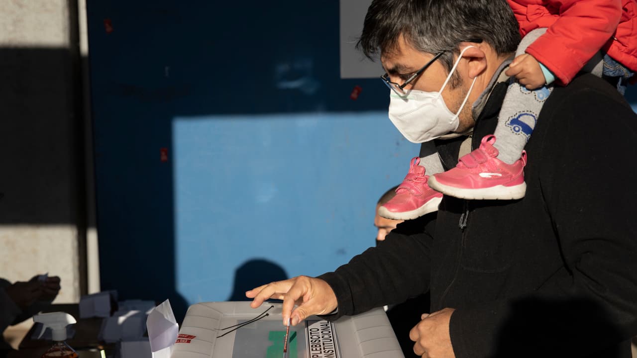 Plebiscito no terminará con incertidumbre política, según Goldman Sachs