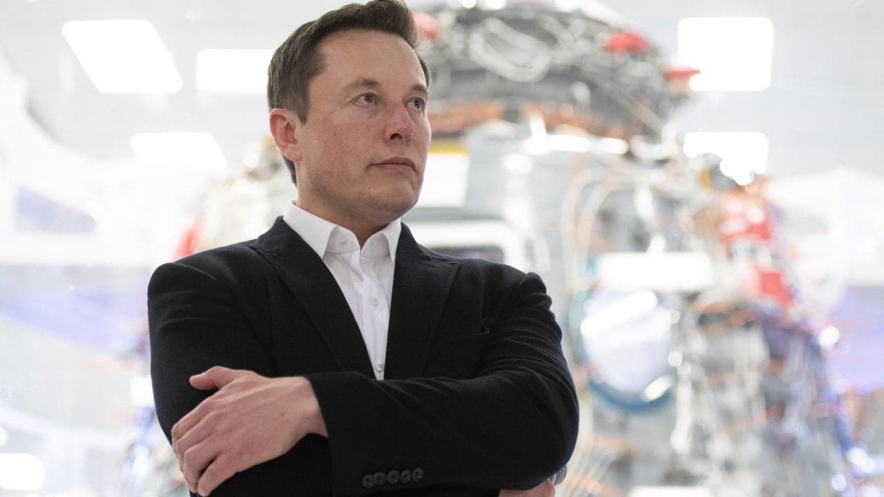 Elon Musk ya no es la persona más rica del mundo y los accionistas de Tesla temen que esté muy distraído