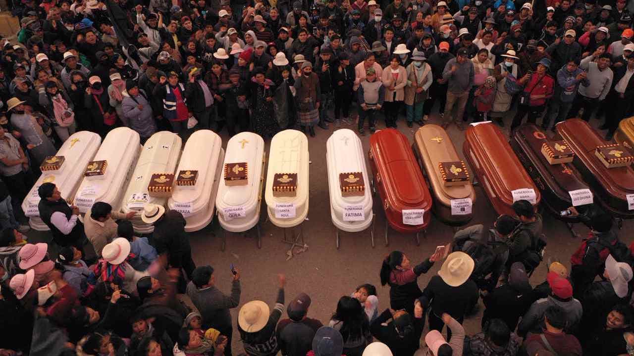 Perú decreta toque de queda en zona de protestas; Gobierno logra respaldo en Congreso