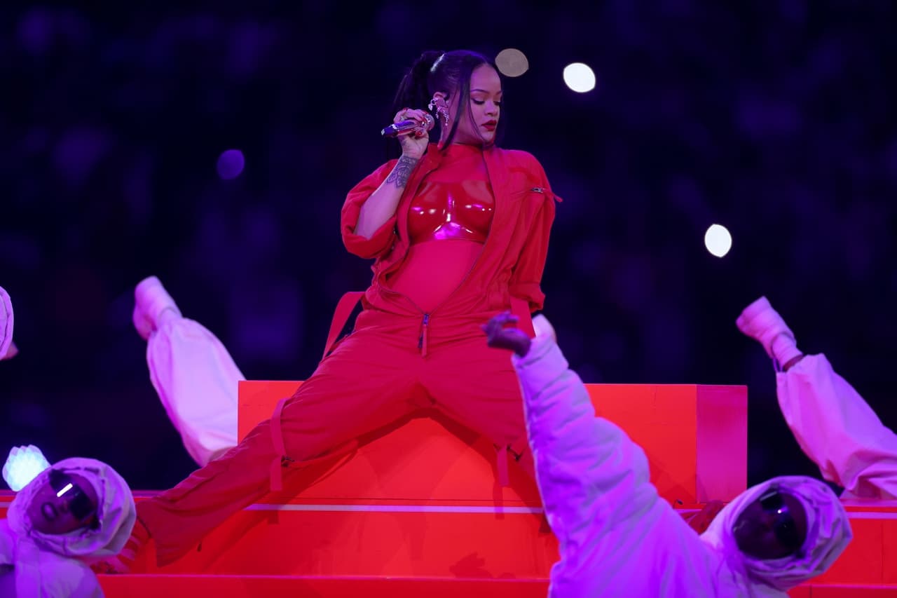 Rihanna revela su segundo embarazo en su regreso musical en el Super Bowl