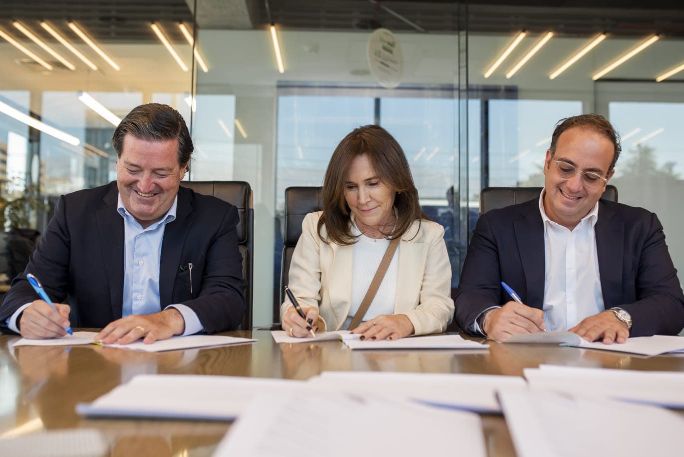 Andrés Solari, Paola Luksic y Álvaro Jalaff firman aumento de capital