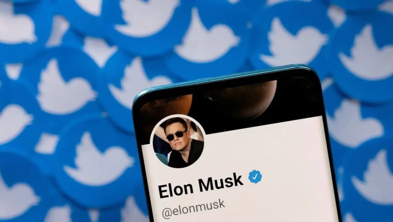 Así fue la metamorfosis de Twitter tras un año a la sombra de Elon Musk