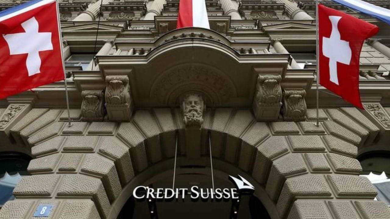 UBS estudia despedir al 30% de plantilla y quedarse con negocio nacional de Credit Suisse