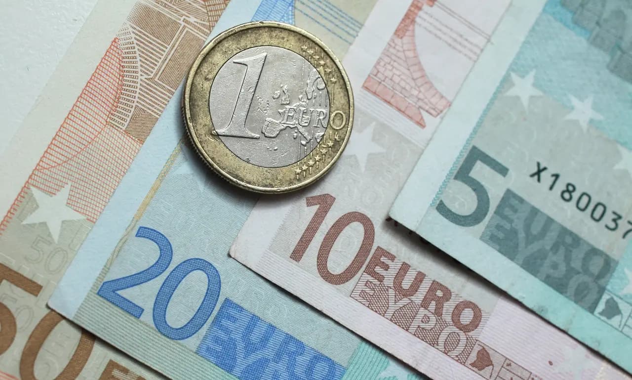 El euro se fortalece frente al dólar: superó la marca de los US$1,080