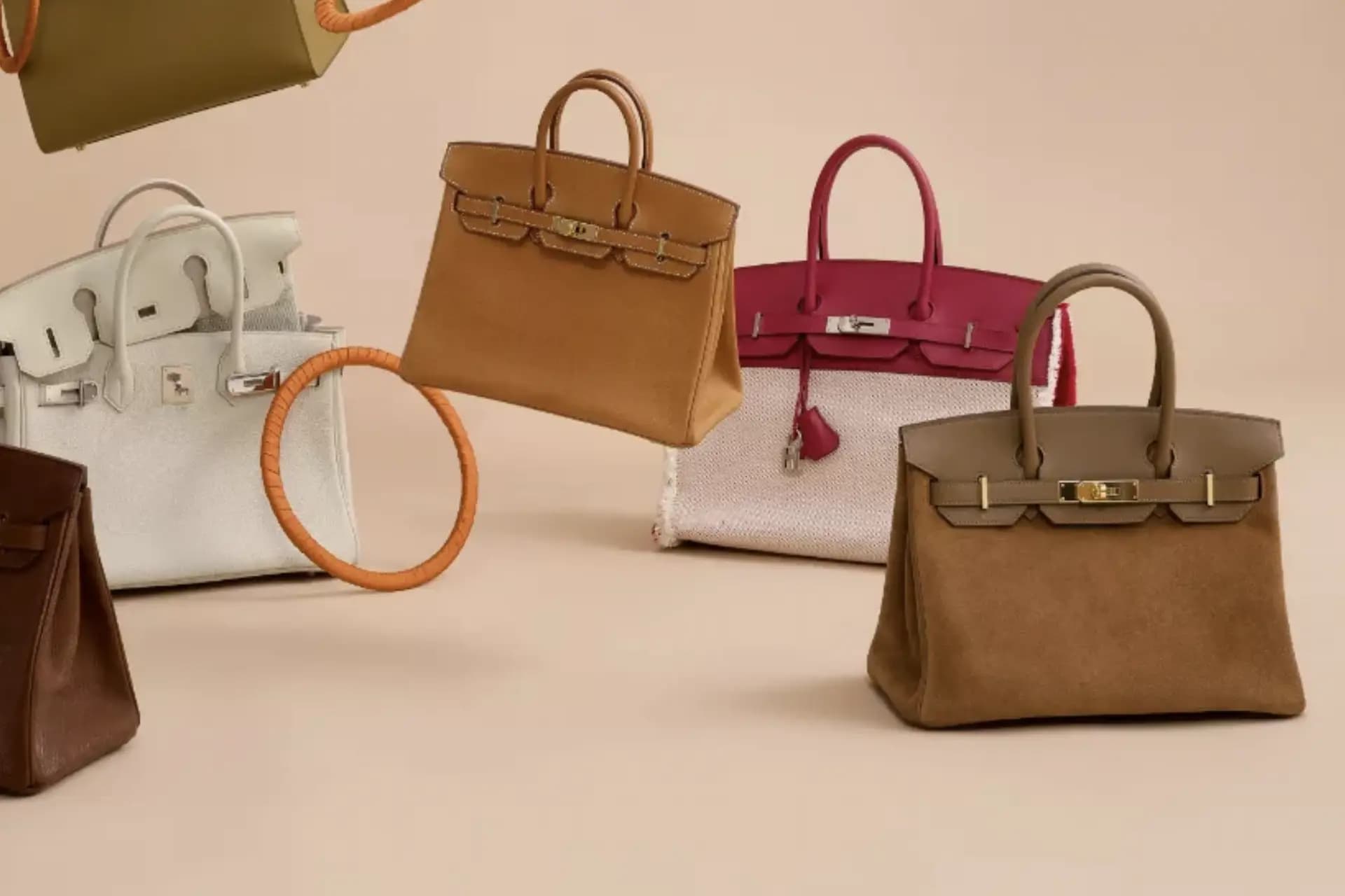 ¿Sabías que la idea de la icónica bolsa Birkin de Hermès nació a 10 mil pies de altura? Aquí la historia