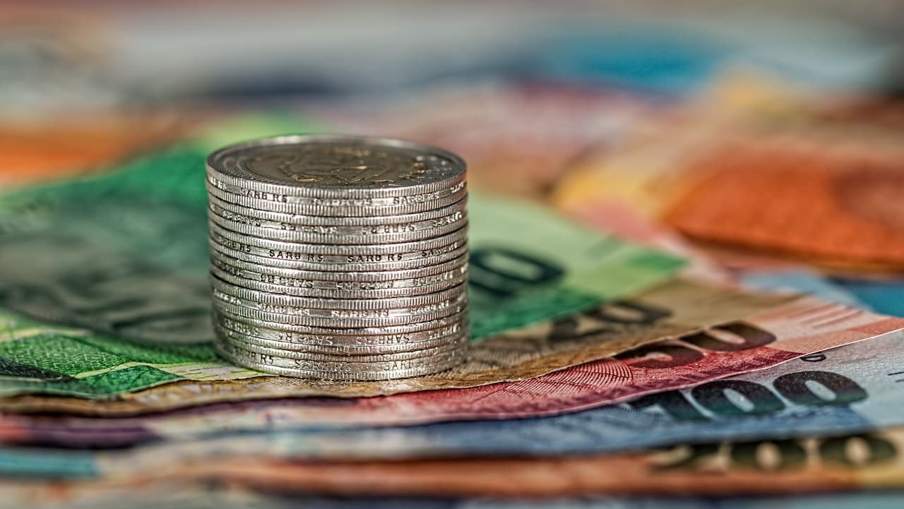 Monedas y bolsas de América Latina caen ante escalada de crisis en Ucrania