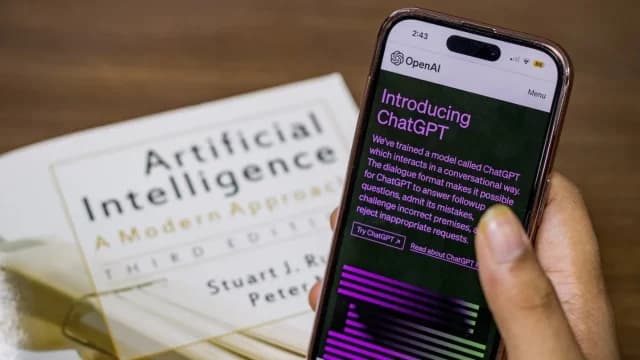 escritores demandan a OpenAI por infringir derechos de autor en su entrenamiento de IA