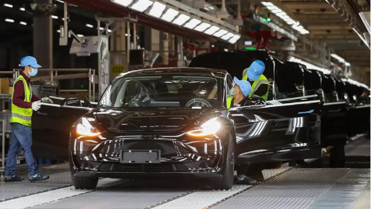 Tesla no cumple con las estimaciones de entregas por mejorías en fábricas; la producción cae 2,4%