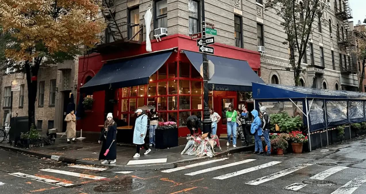 Fans despiden a Matthew Perry en el rincón de ‘Friends’ en Nueva York