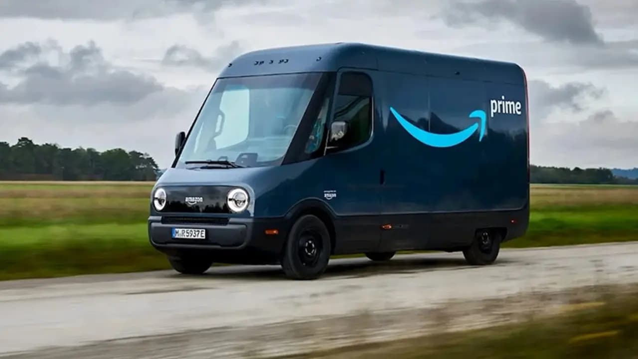 Desde camionetas eléctricas hasta granjas solares: la estrategia global de sostenibilidad de Amazon