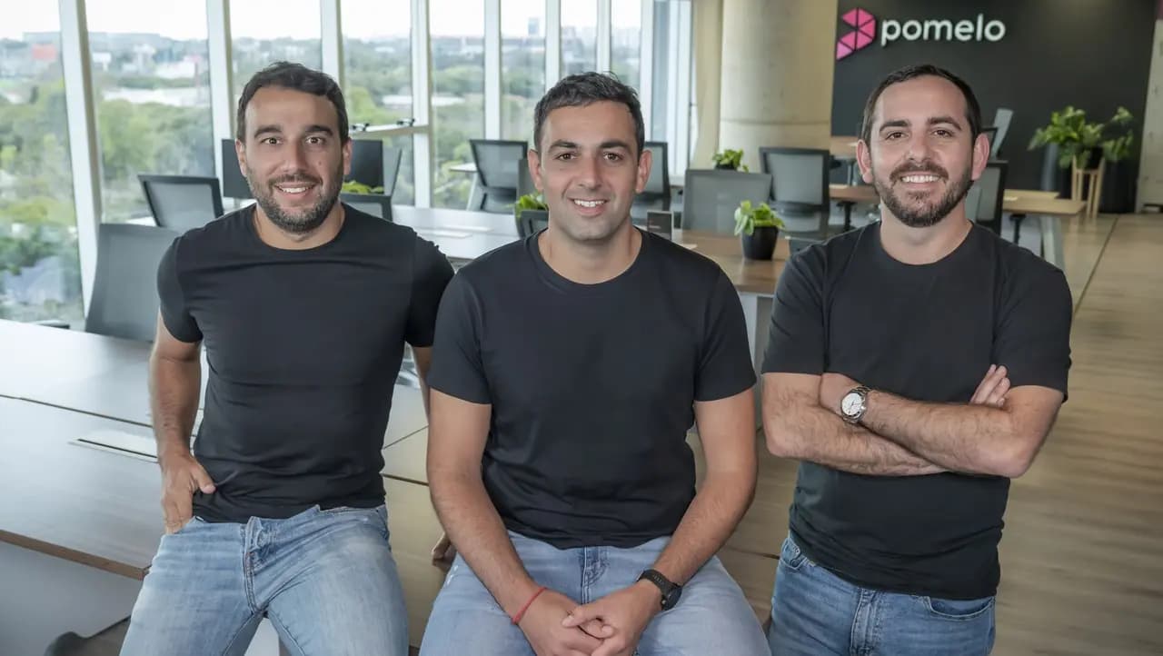 Gastón Irigoyen, Hernán Corral y Juan Fantoni, fundadores de Pomelo. Foto: Pomelo.