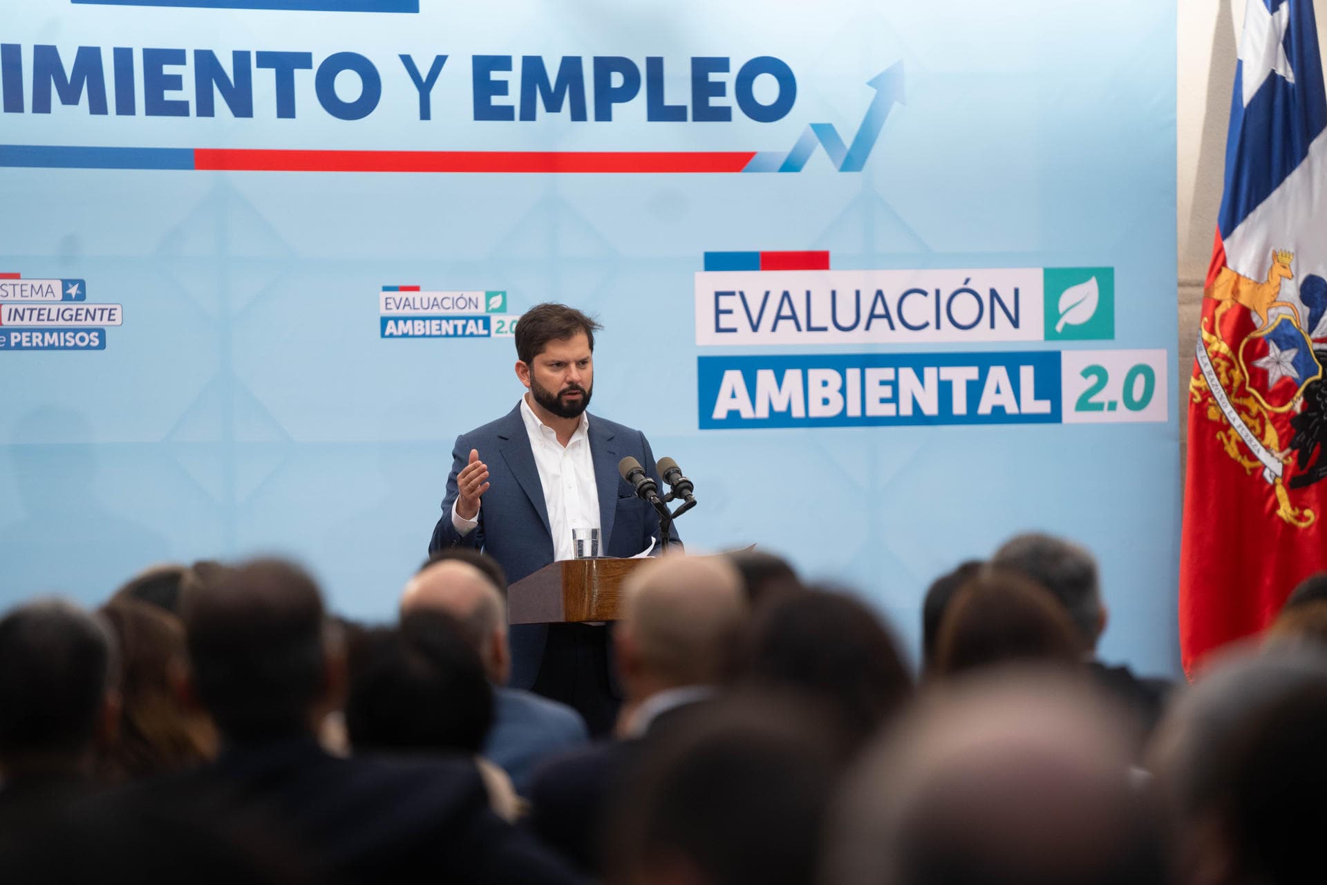 AME8385. SANTIAGO (CHILE), 10/01/2024.- Fotografía cedida por la Presidencia de Chile que muestra al presidente Gabriel Boric mientras habla en la presentación de los proyectos de ley Sistema Inteligente de Permisos y Evaluación Ambiental 2.0 hoy, en el palacio de La Moneda, en Santiago (Chile). El gobierno de Chile ha presentado hoy un nuevo proyecto de ley ambiental que pretende modernizar la que existe desde hace 30 años y racionalizar los trámites burocráticos para lograr un equilibrio virtuoso entre el estímulo económico sostenible y la protección del medioambiente. EFE/Cortesía Presidencia de Chile/SOLO USO EDITORIAL/SOLO DISPONIBLE PARA ILUSTRAR LA NOTICIA QUE ACOMPAÑA (CRÉDITO OBLIGATORIO)