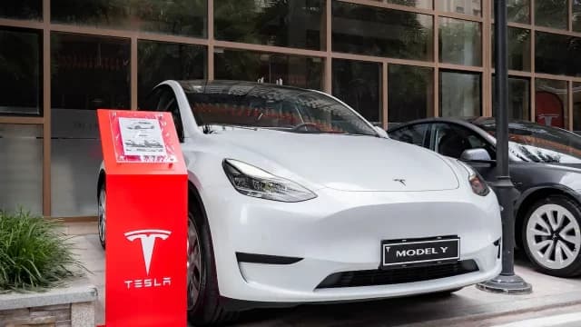 Tesla baja precios de su modelo más vendido entre retrasos de producción y entregas