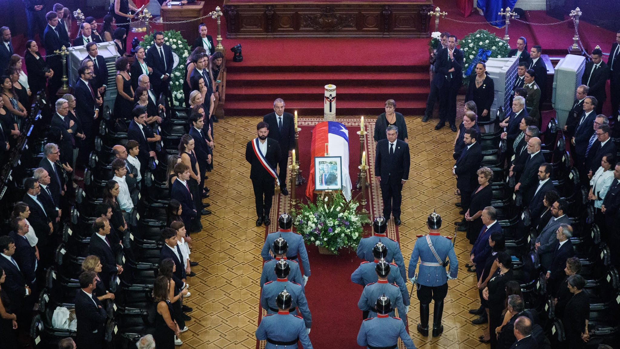 S.E. el Presidente de la República @GabrielBoric , el Presidente del Senado Juan Antonio Coloma, el expresidente Eduardo Frei Ruiz-Tagle y la expresidenta Michelle Bachelet Jeria; realizaron Guardia de Honor al féretro del expresidente Sebastián Piñera Echenique.
