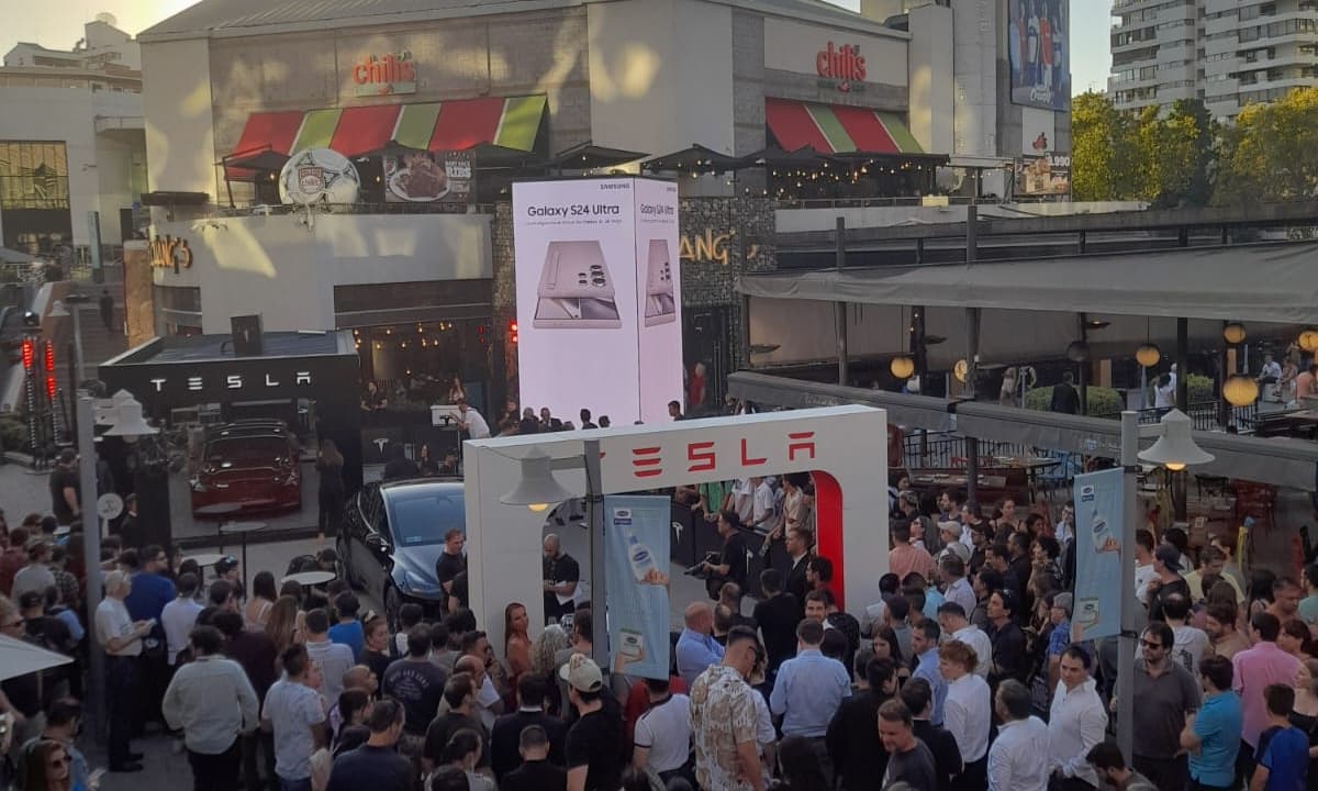 Entre ostras, caviar, champgne y show de luces de los autos: Tesla celebró su llegada a Chile en un evento exclusivo y ostentoso