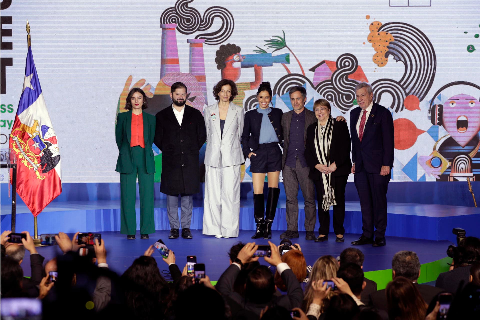 AME2876. SANTIAGO (CHILE), 03/05/2024.- De izq a der, la Ministra de la Secretaría General de Gobierno, Camila Vallejo; el presidente de Chile, Gabriel Boric; la Directora General de la UNESCO, Audrey Azoulay; la actriz, Leonor Varela; el actor Gael García; la expresidenta de Chile, Michelle Bachelet; y el canciller chileno, Alberto Van Klaveren posan este viernes durante la inauguración de la 31ª Conferencia del Día Mundial de la Libertad de Prensa, en Santiago (Chile). El mandatario indicó que "la prensa debe incomodar al poder" y que los medios chilenos "están cumpliendo su rol" porque, agregó, él se ha sentido "incomodado" en los más de dos años que lleva en el cargo."Durante mi campaña decíamos que la prensa debe incomodar al poder y hoy lo sostengo y debo decir, además, que la prensa me ha incomodado, así que creo que están cumpliendo su rol", afirmó Boric durante la inauguración de la 31ª Conferencia del Día Mundial de la Libertad de Prensa que se celebra en Santiago. EFE/ Elvis González