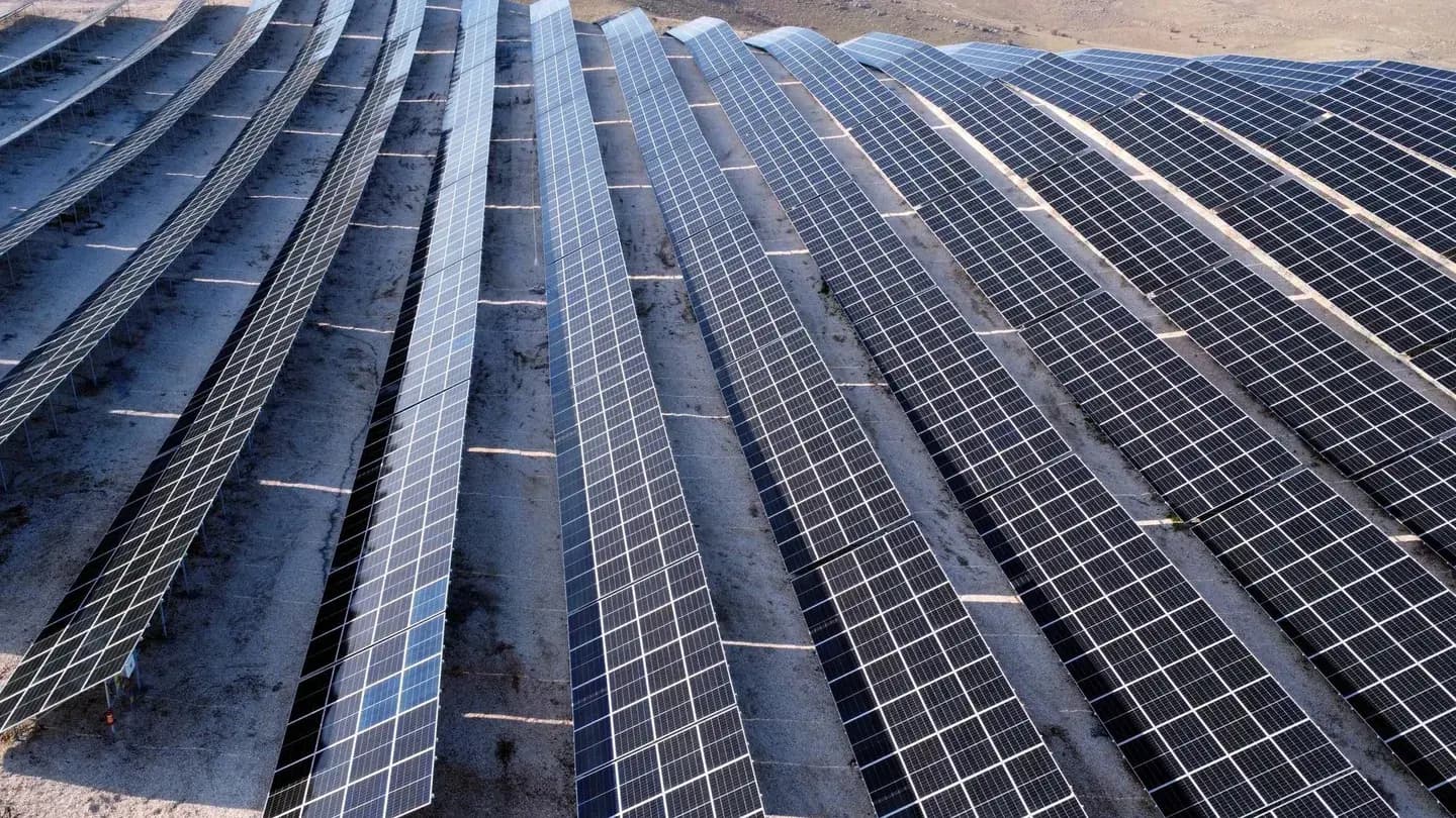 China acaparó en 2023 más del 80 % de la inversión global para fabricar módulos solares