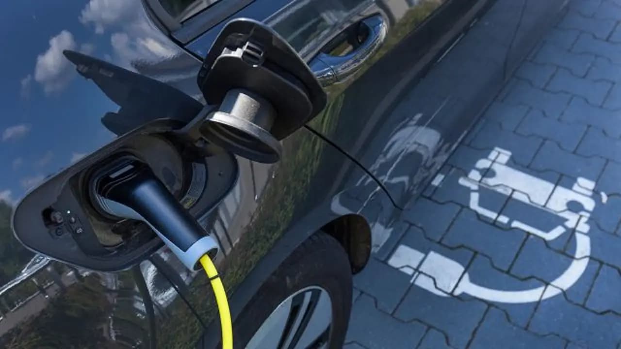 China niega acusaciones de sobreproducción de vehículos eléctricos y baterías de litio