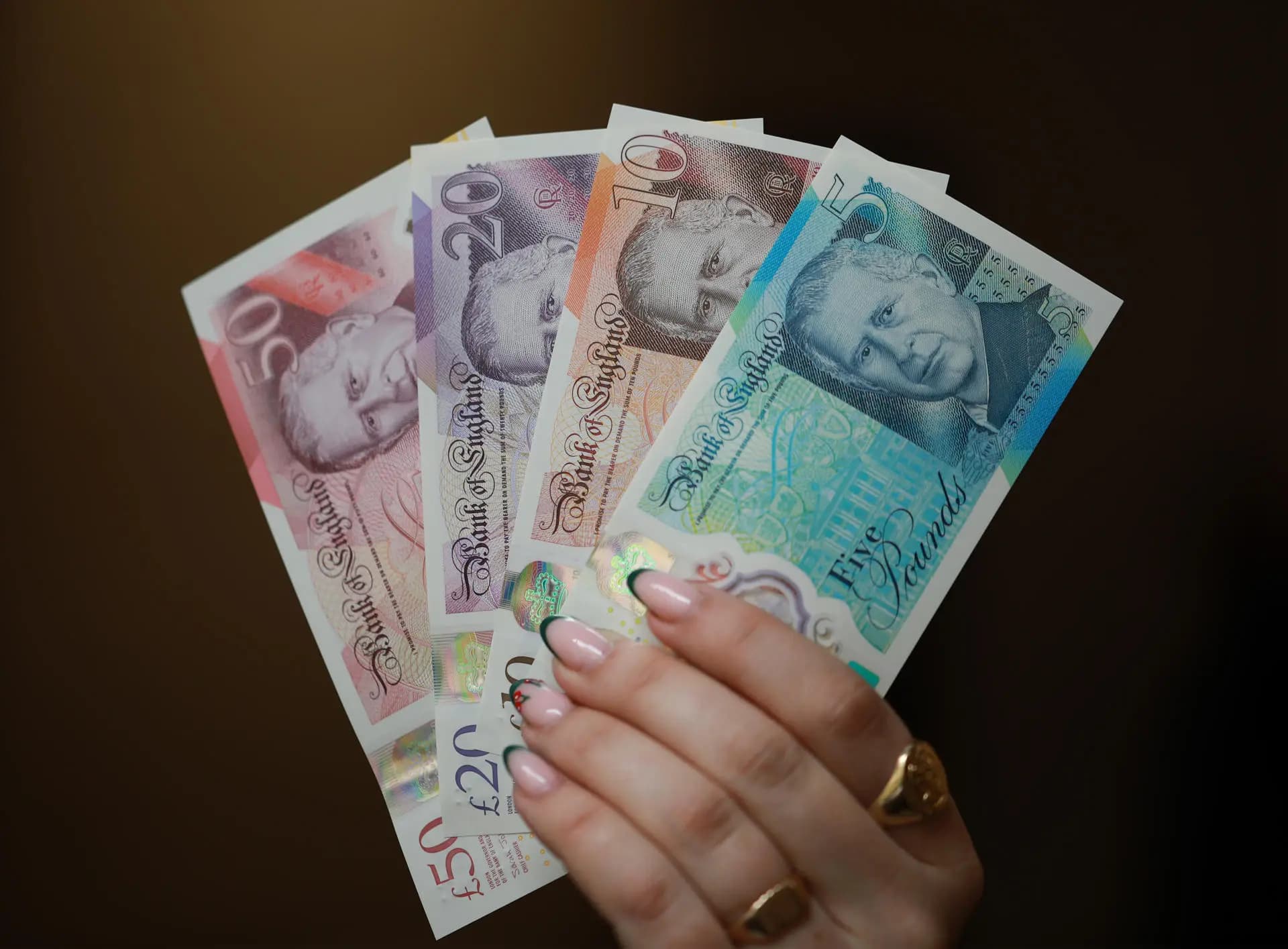 Entran en circulación los nuevos billetes británicos con la figura de Carlos III