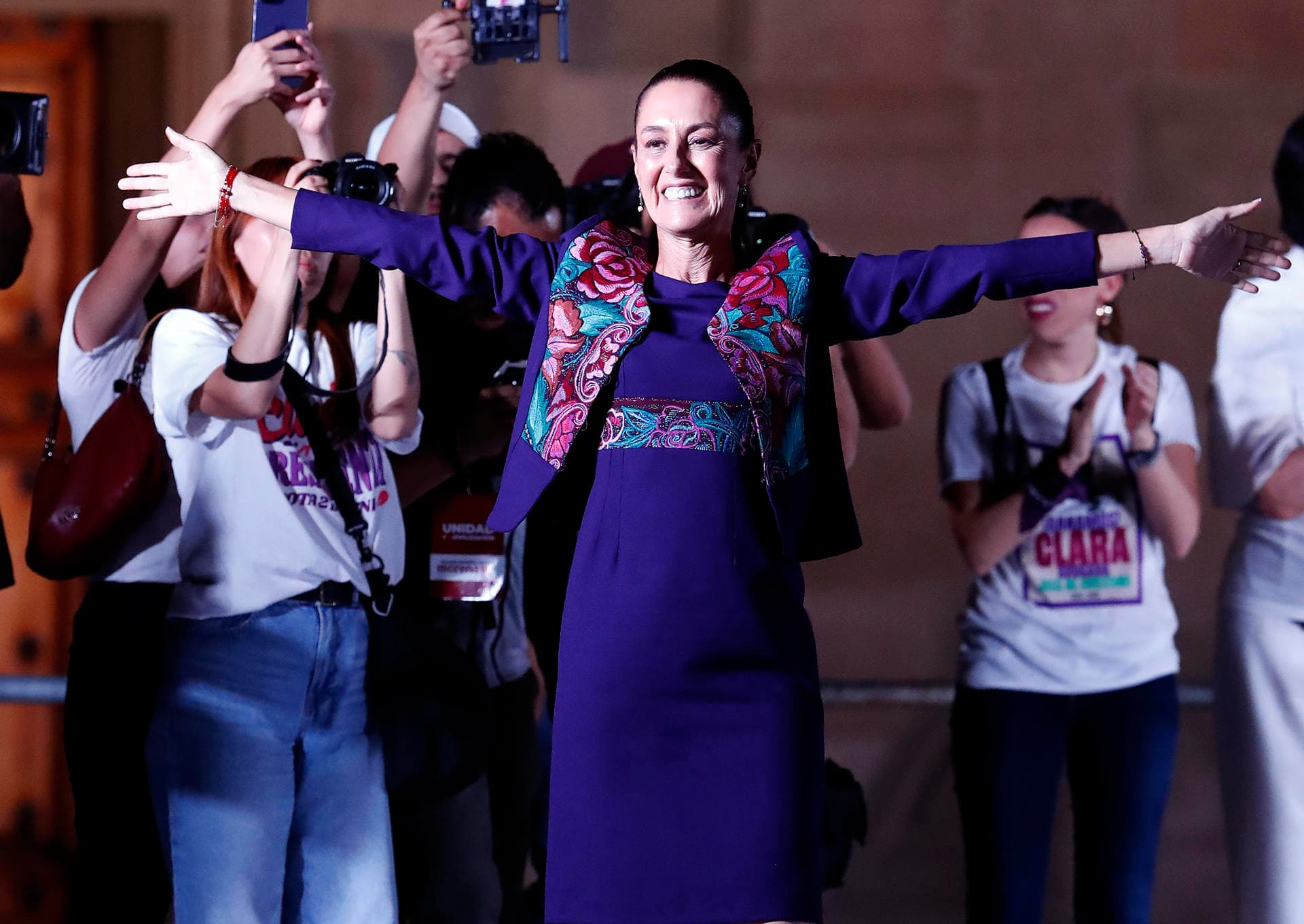 CIUDAD DE MÉXICO, 03/06/2024.- La oficialista Claudia Sheinbaum, ganadora de la elección, saluda a simpatizantes la madrugada de este lunes en la plancha del Zócalo en la Ciudad de México (México). La oficialista Claudia Sheinbaum hizo historia este lunes al convertirse en la primer mujer en ganar unas elecciones presidenciales en México tras una jornada que resultó en un triunfo que superó las altas expectativas del movimiento del presidente, Andrés Manuel López Obrador. EFE/Mario Guzmán