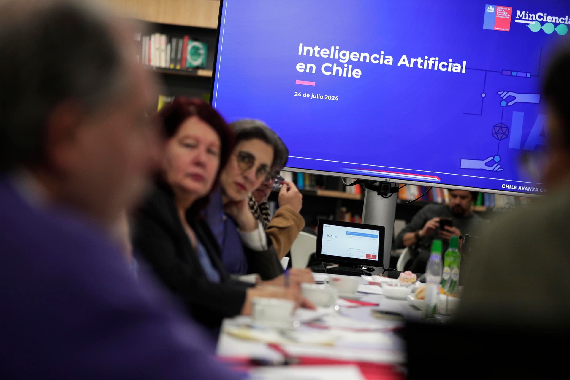 AME4455. SANTIAGO (CHILE), 24/07/2024.- Periodistas participan de una rueda de prensa sobre los proyectos que han llevado a Chile a ser líder en materia de Inteligencia Artificial (IA), este miércoles en Santiago (Chile). La ministra chilena de Ciencia, Tecnología, Conocimiento e Innovación, Aysén Etcheverry, subrayó este miércoles la posición del país como "referente regional" en materia digital y de avances respecto a la Inteligencia Artificial (IA) y sus diversos usos, área en la que que ocupa el primer lugar a nivel latinoamericano según un índice de Centro Nacional De Inteligencia Artificial elaborado en 2023. EFE/ Elvis González