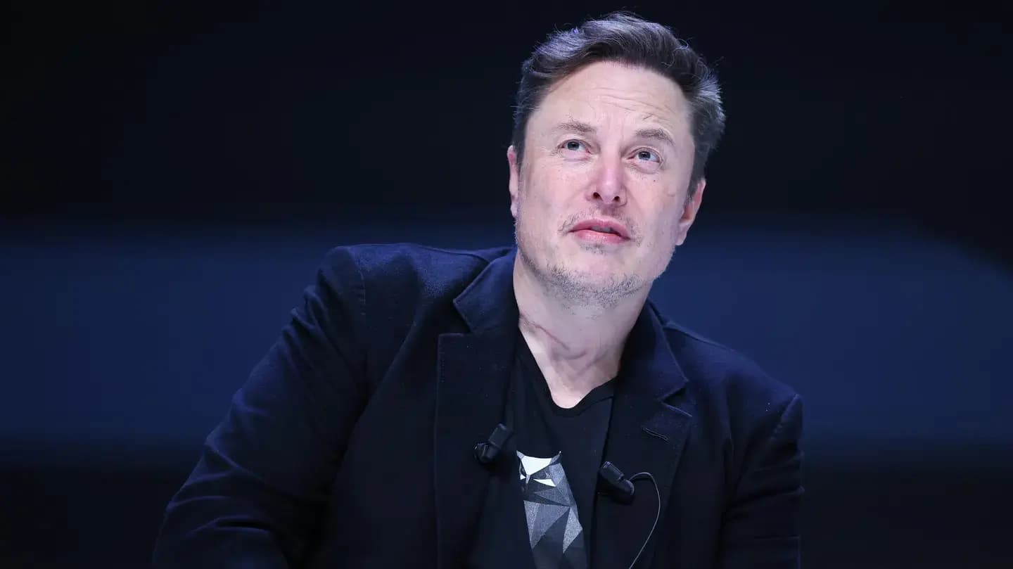Seis cosas que el chatbot de inteligencia artificial de Elon Musk puede hacer y ChatGPT no