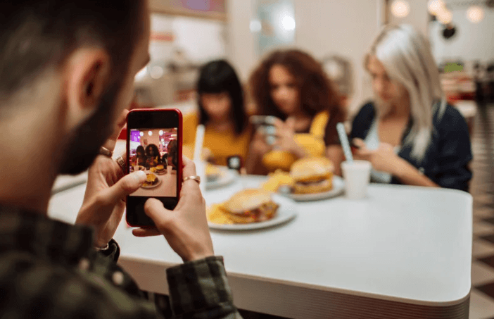 Hubspot: 7 de cada 10 empresas en Chile aumentaron el uso de Tik Tok, Instagram y Whatsapp