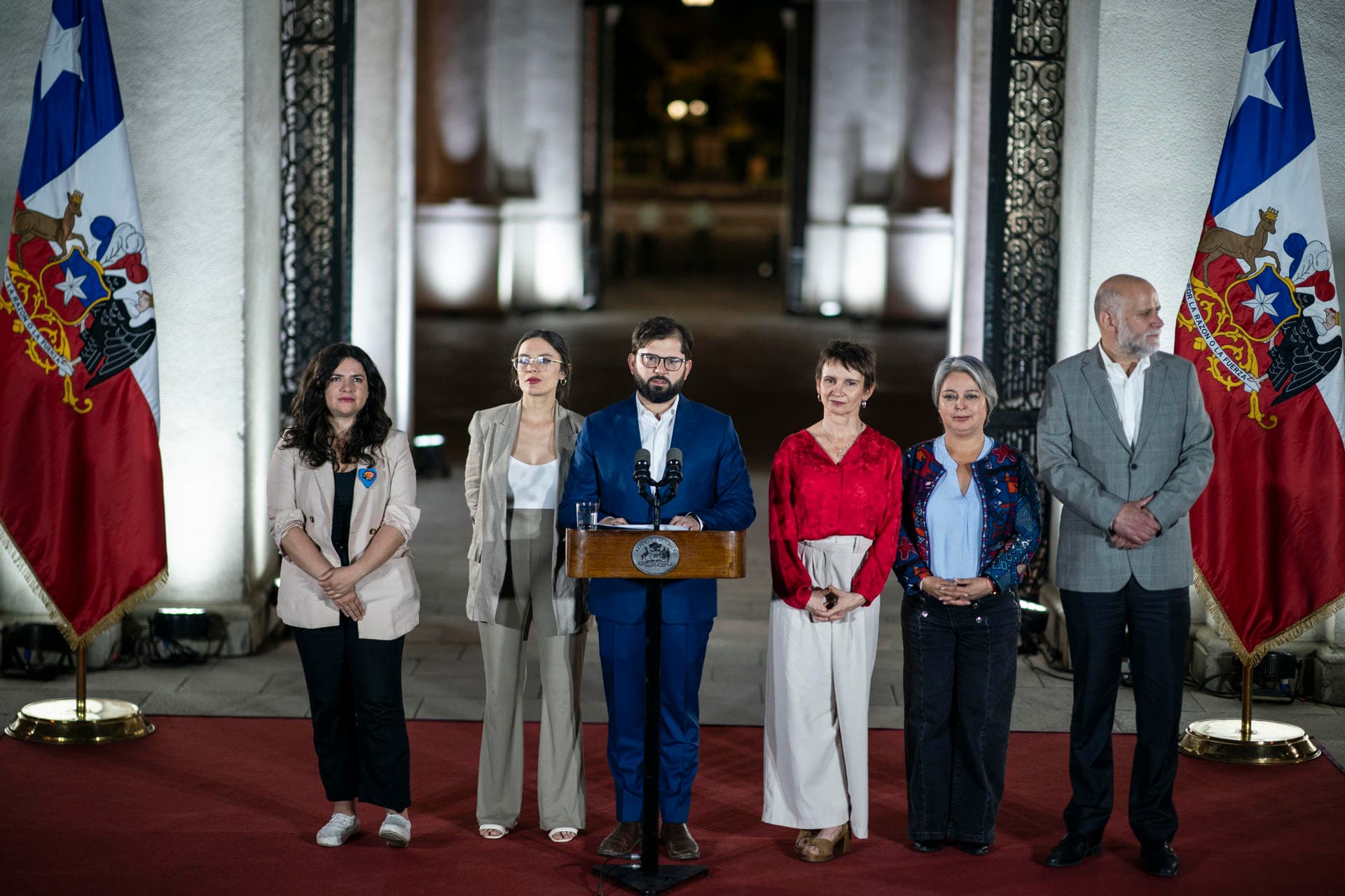 CH01. SANTIAGO (CHILE), 07/10/2024.- FotografÍa cedida por Presidencia de Chile del presidente, Gabriel Boric, durante una rueda de prensa este domingo en el Palacio de La Moneda, en Santiago (Chile). Ninguna fuerza política "puede atribuirse triunfos arrolladores" en los comicios municipales y regionales celebrados este domingo, aseguró el presidente de Chile, Gabriel Boric, quien en medio de la crispación política de los últimos tiempos hizo un llamamiento a "convivir mejor" entre quienes piensan distinto. EFE/PRESIDENCIA DE CHILE/SOLO USO EDITORIAL/SOLO DISPONIBLE PARA ILUSTRAR LA NOTICIA QUE ACOMPAÑA (CRÉDITO OBLIGATORIO)