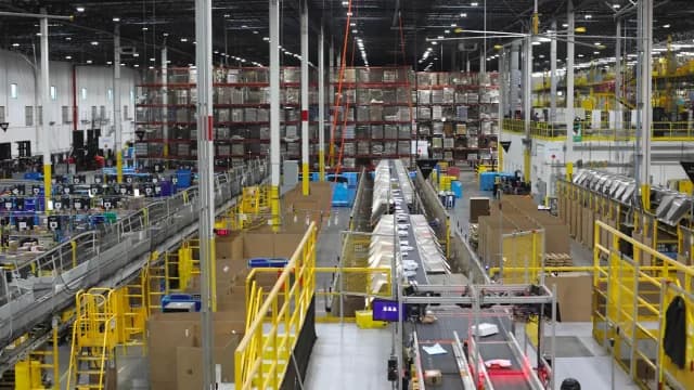 Empleados de Amazon en Estados Unidos se declaran en huelga