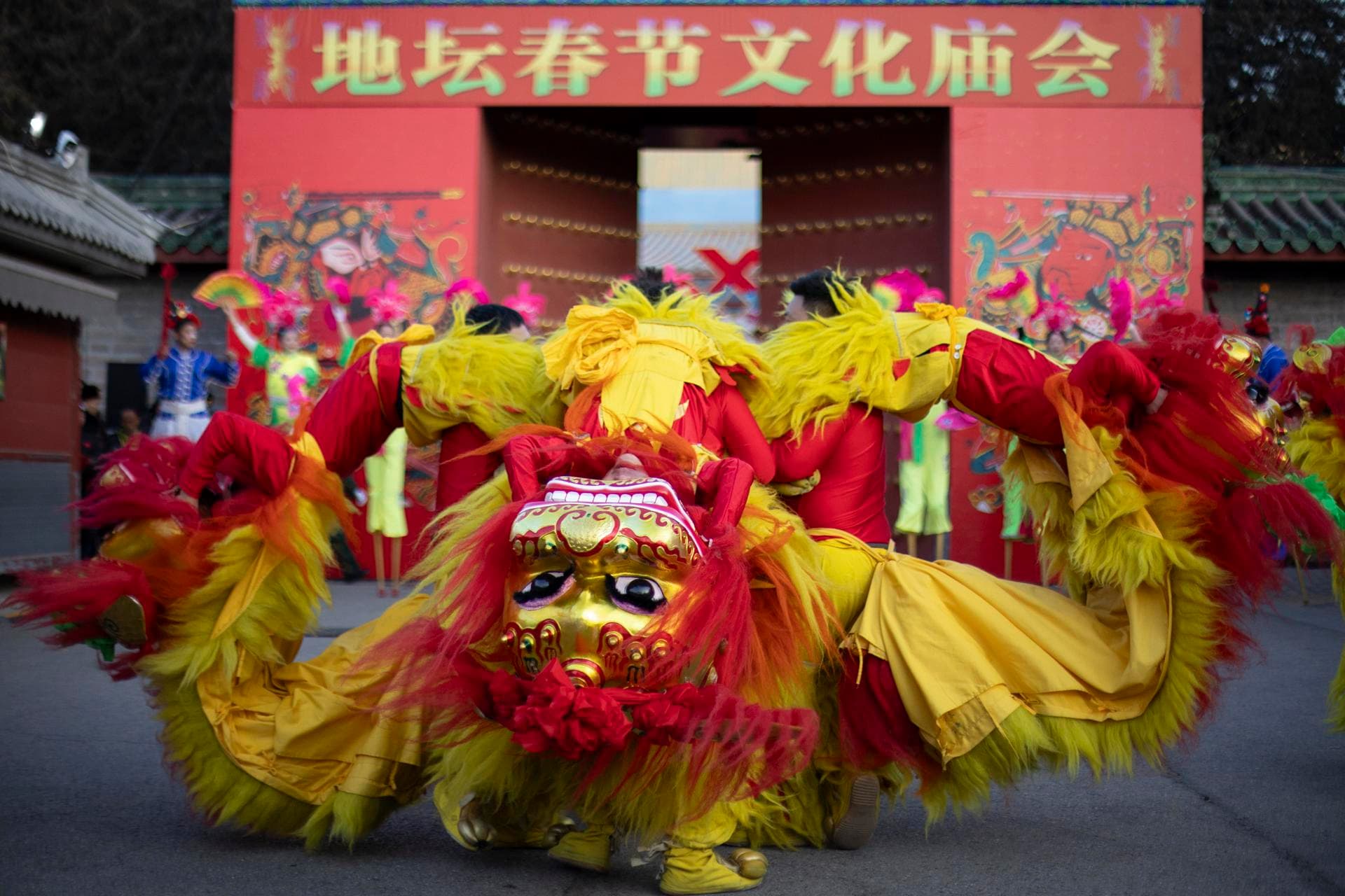 Beijing (China), 29/01/2025.- Dancers perform the traditional Lion Dance during the Chinese Lunar New Year celebrations outside of Ditan Park, or Temple of Earth, in Beijing, China, 29 January 2025. The Chinese Lunar New Year, also called the Spring Festival, falls on 29 January 2025, marking the start of the Year of the Snake. EFE/EPA/ANDRES MARTINEZ CASARES
