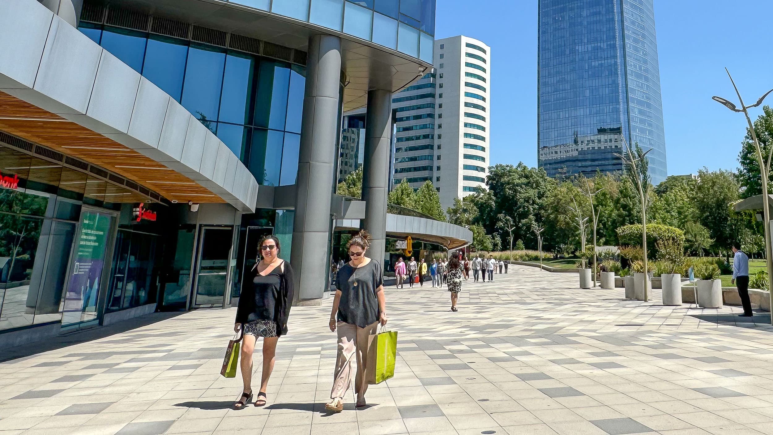 Vida diaria_gente caminando, Costanera Center_Santiago_Chile_economía
