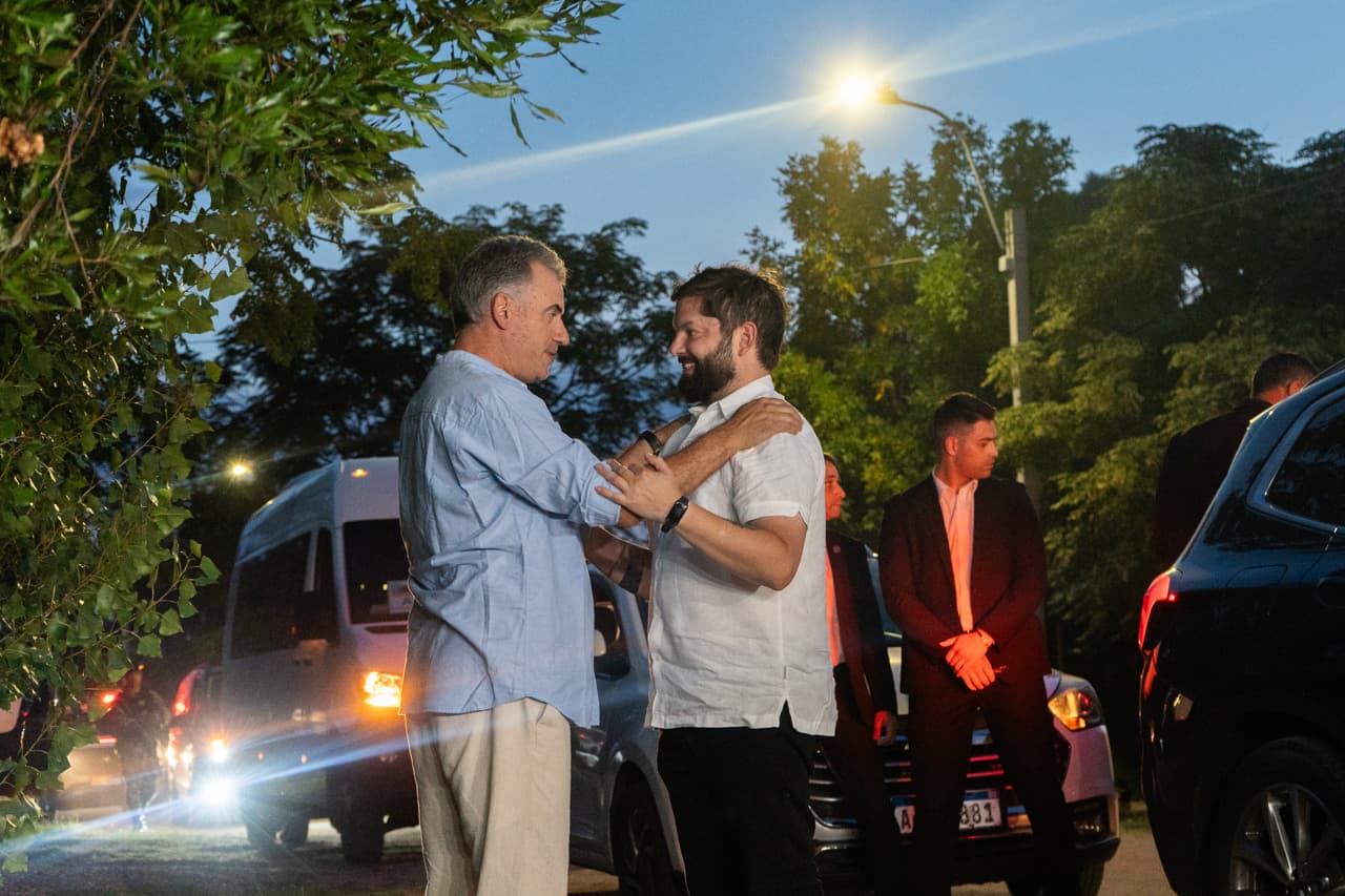 Gabriel Boric y Yamandú Orsi tienen su primer encuentro en Uruguay