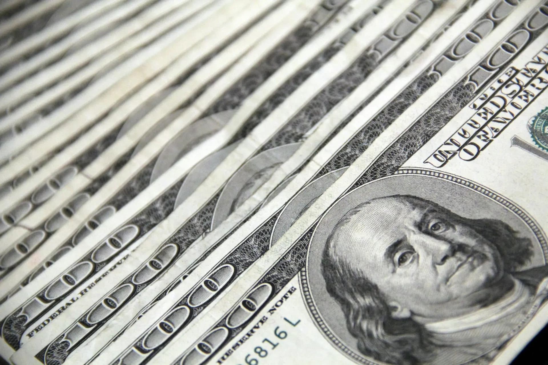 Aranceles de Trump llevan al dólar a su mínimo en tres años y los precios del oro a otro récord: esto es lo que significa