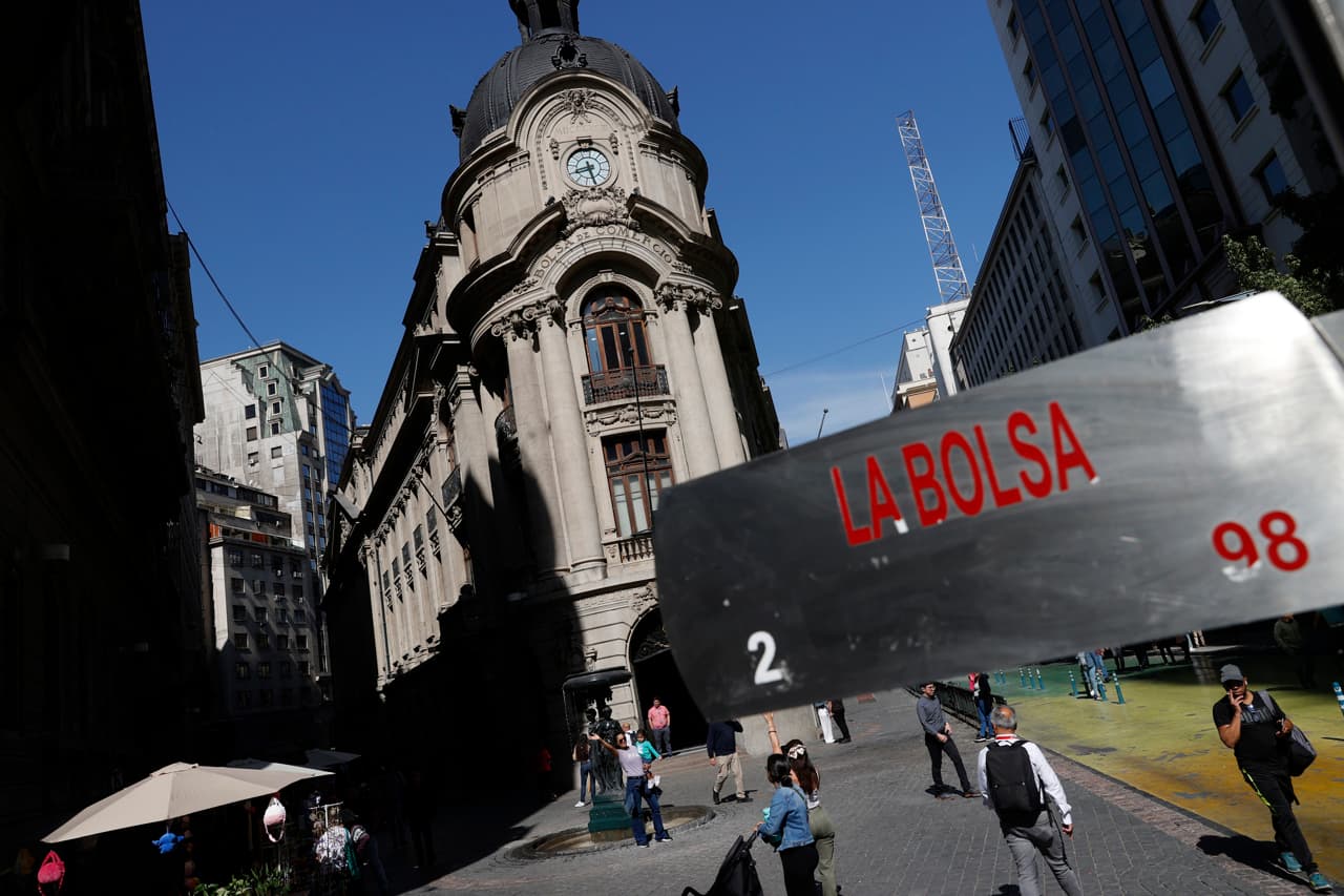 Bolsa de Santiago sigue la tendencia global y abre con leve alza