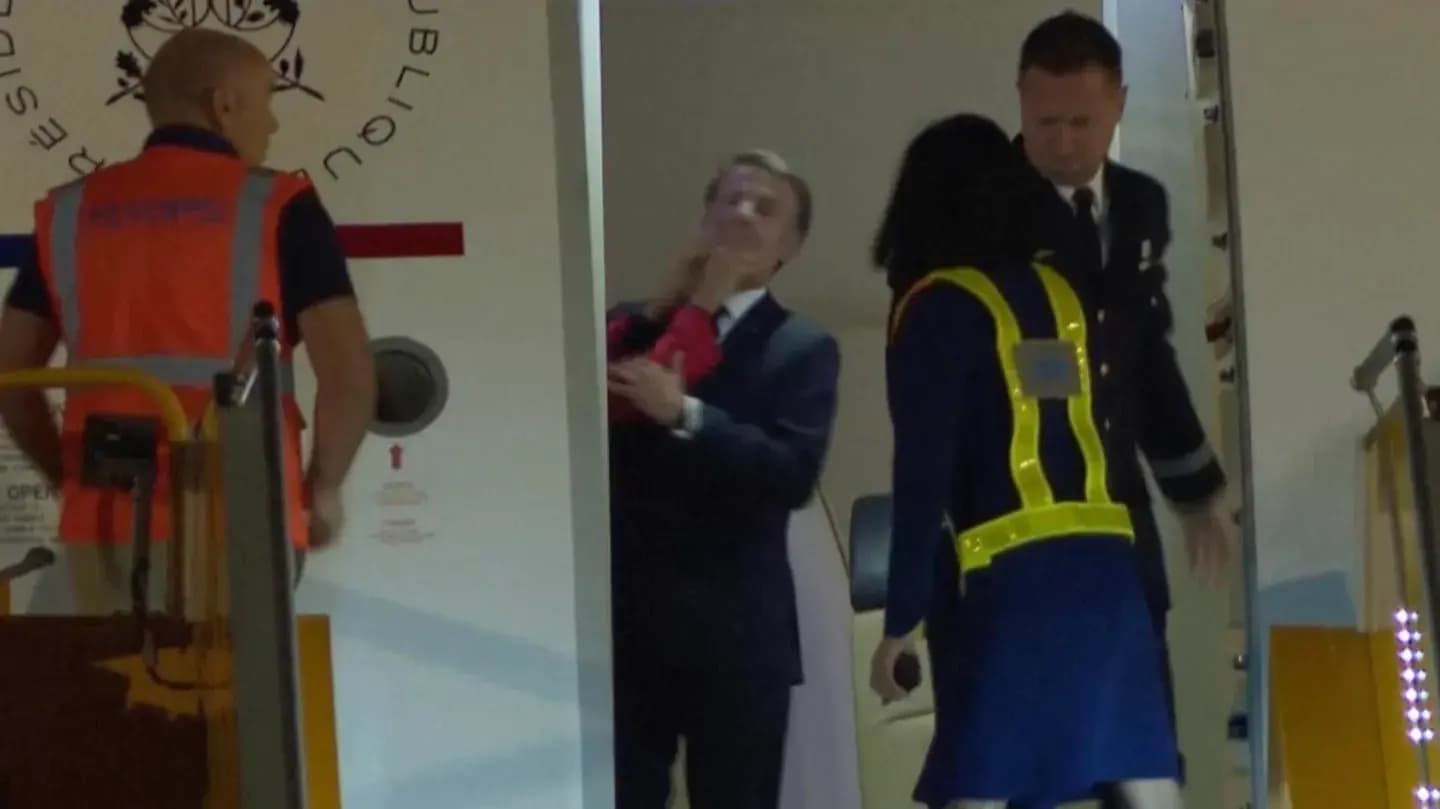 Emmanuel Macron afirma que él y su esposa estaban “bromeando” ante teorías conspirativas por video de un aparente golpe