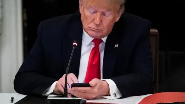 Anuncian servicio de telefonía móvil ‘Trump Mobile’ en el último esfuerzo de monetización de la presidencia