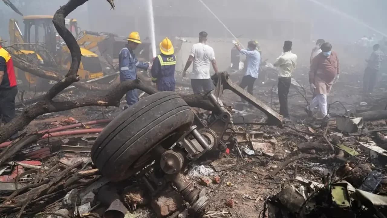 Más de 100 personas mueren al estrellarse un avión de Air India con 242 pasajeros