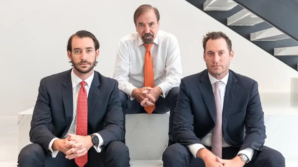 Este multimillonario magnate de condominios planea evadir los aranceles y la represión migratoria de Trump