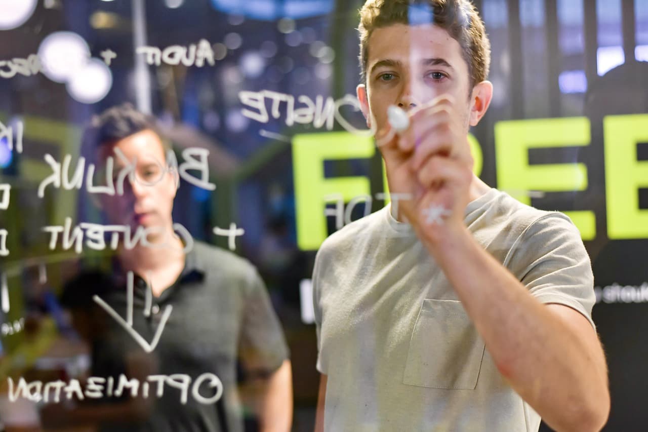 ¿Levantar capital y crecer o buscar rentabilidad e ir más lento? Estas 3 startups decidieron avanzar... pero con el pie en el freno