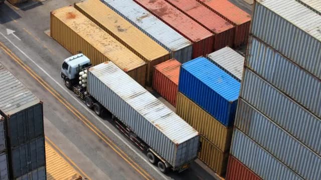 Los aranceles de Trump: déficit comercial de EU se reduce a mínimo de dos años