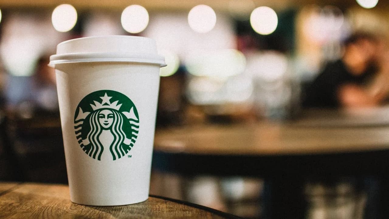 Starbucks dará un aumento del 2% a los empleados asalariados de Norteamérica