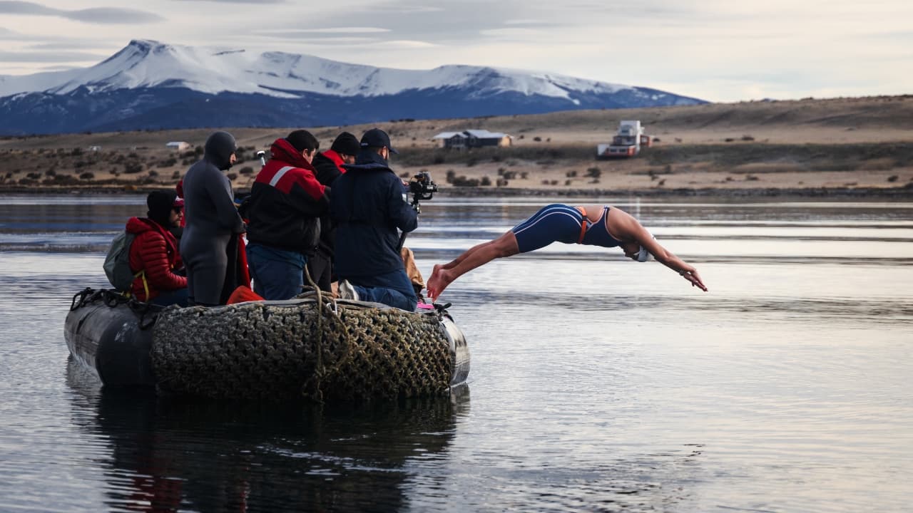 Otro hito para 'La Sirena de Hielo': Bárbara Hernández es la primera mujer del mundo en nadar más de 3 km en aguas de Puerto Natales